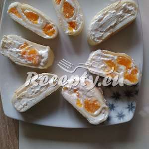 Sýrová roláda s česnekovou náplní a mandarinkami