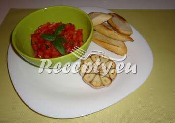 Rajčata s bazalkou, opečenou bagetkou a pečeným česnekem