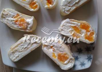 Sýrová roláda s česnekovou náplní a mandarinkami